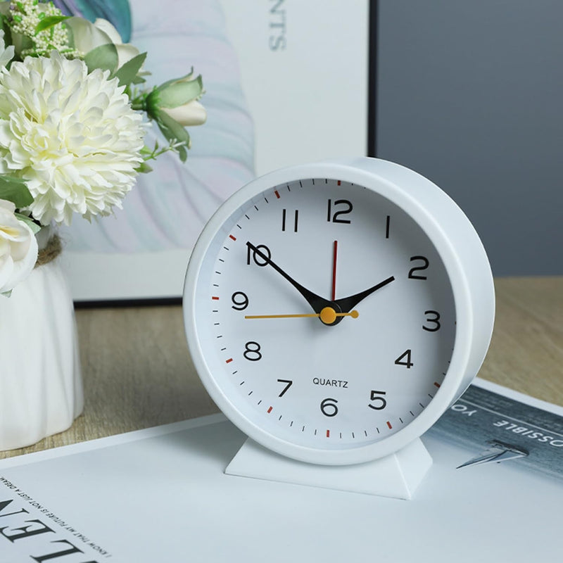 Retro Silent Alarm Clock – Battery-Operated Non-Ticking with Light for Bedroom or Desk