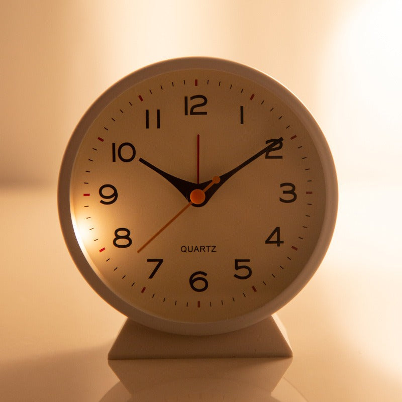 Retro Silent Alarm Clock – Battery-Operated Non-Ticking with Light for Bedroom or Desk