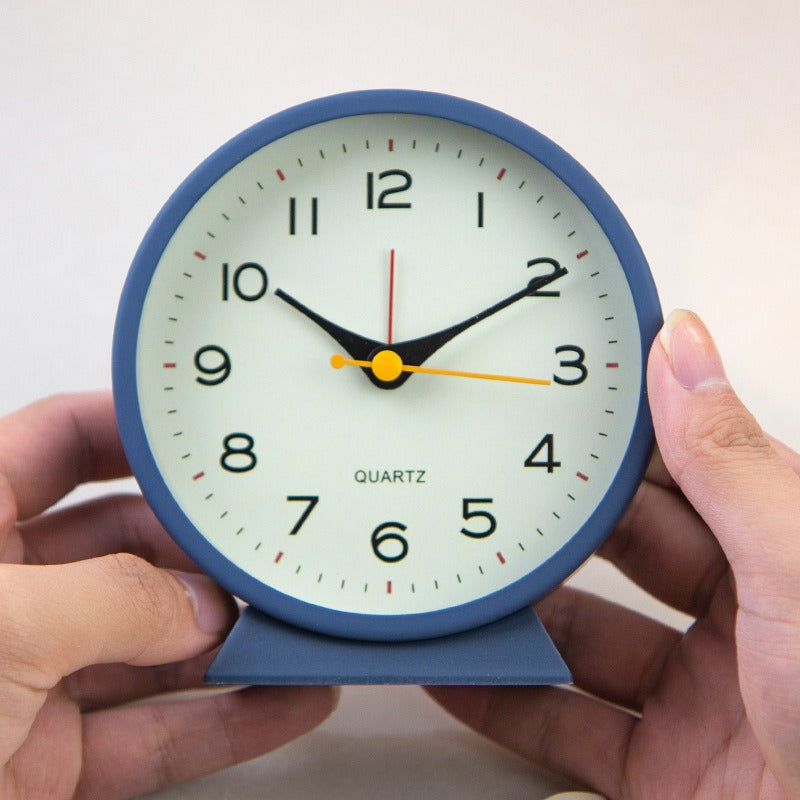 Retro Silent Alarm Clock – Battery-Operated Non-Ticking with Light for Bedroom or Desk