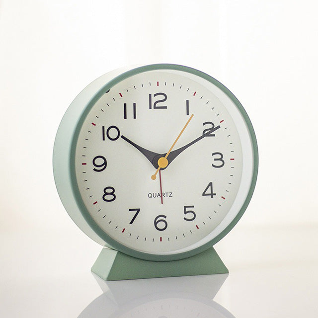 Retro Silent Alarm Clock – Battery-Operated Non-Ticking with Light for Bedroom or Desk