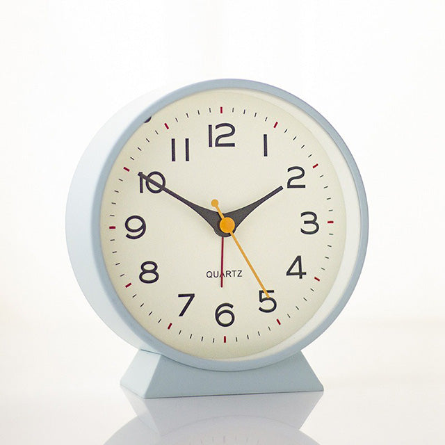 Retro Silent Alarm Clock – Battery-Operated Non-Ticking with Light for Bedroom or Desk