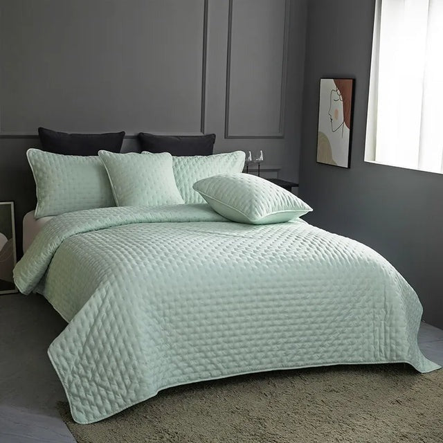 Luxury 3-Piece Quilted Bedspread Set – Ultra-Soft Reversible Microfiber with Embossed Pattern & Pillow Shams