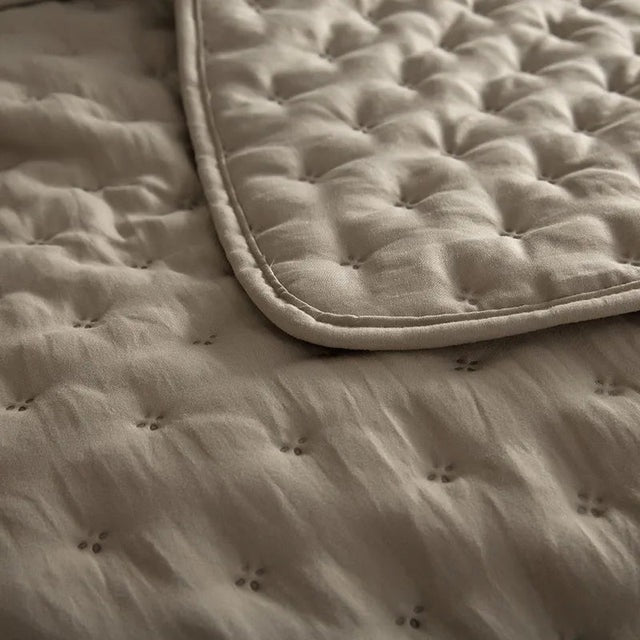 Luxury 3-Piece Quilted Bedspread Set – Ultra-Soft Reversible Microfiber with Embossed Pattern & Pillow Shams