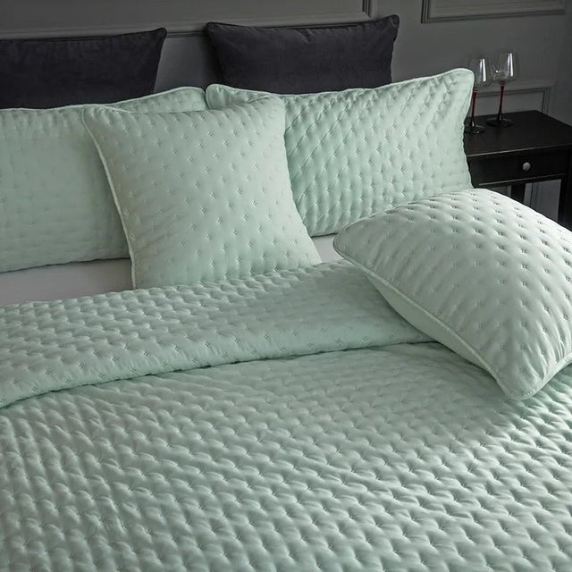 Luxury 3-Piece Quilted Bedspread Set – Ultra-Soft Reversible Microfiber with Embossed Pattern & Pillow Shams